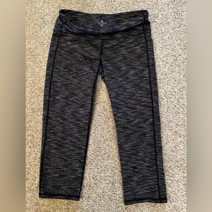 Athleta women’s sz Medium Energy Chaturanga Capri leggings in black space dye